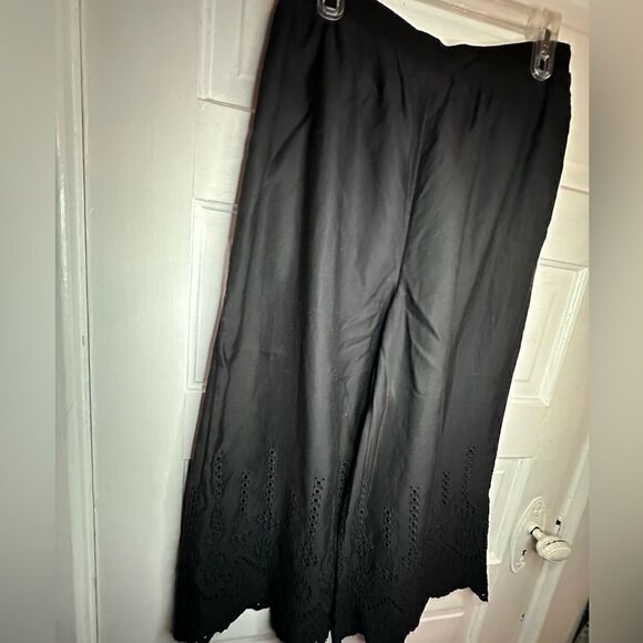 Anthro Wide Leg Eyelet Detail Crop Pants Size 2 - Picture 9 of 11